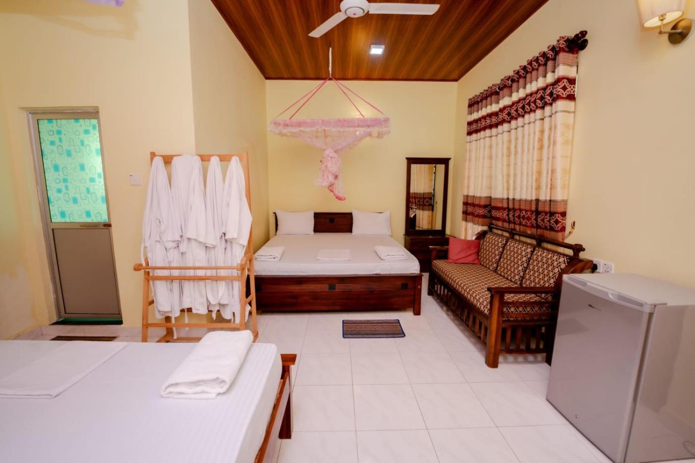 Suwani Pinnawala Homestay Экстерьер фото